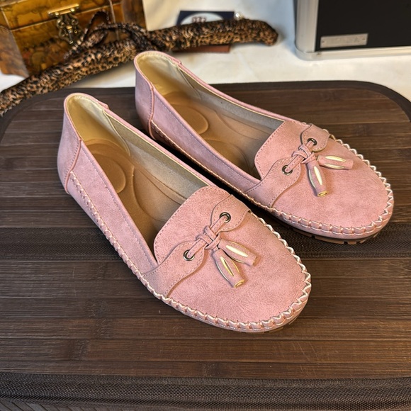 Rose slip ons!! NWOB Never worn. Size 8
Trendy house slippers - Picture 2 of 9